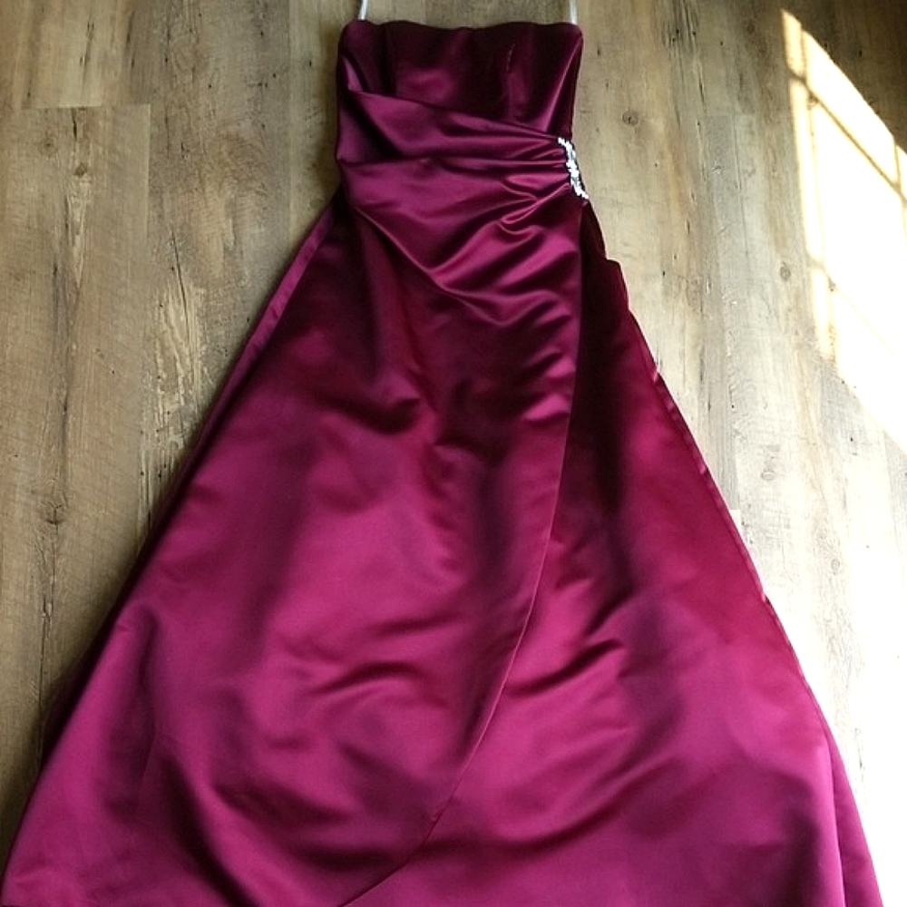 David's Bridal Burgundy Wine Strapless Bridesmaid, Prom, Cocktail, Formal Dress